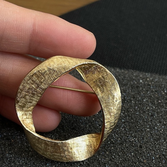 Vintage Accessocraft N.Y.C. Brooch Gold Tone Folded Circle Ribbon - Picture 2 of 6